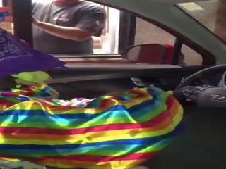 Clown prende peter succhiato mentre ordering cibo