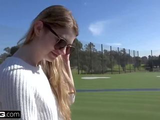 Nadya nabakova puts haar poesje op display bij de golf cursus