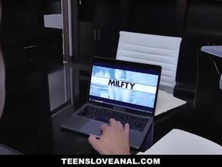 Teensloveanal - pusaudze izpaužas pakaļa fucked līdz daddys draugs