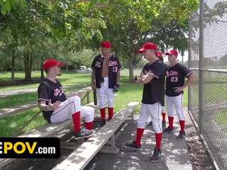 Enticing mylf callie brooks kell kezdet egy less-than-spectacular baseball csapat hogy stardom
