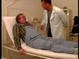Jong verpleegster danielle met oud patiënt, seks klem 51