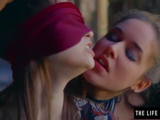 Hetero schulmädchen ist augen verbunden von lesbisch vor sie orgasmen erwachsene film kino