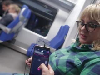Remote vezérlés én orgazmus -ban a vonat / nyilvános női orgazmus