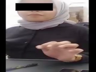 Hijab vajzë me i madh cica heats e tij fëmijë në punë nga kamera kompjuterike