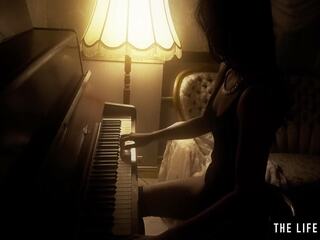 Swell adolescenta bruneta joacă ei pasarica ca o pian keyboard