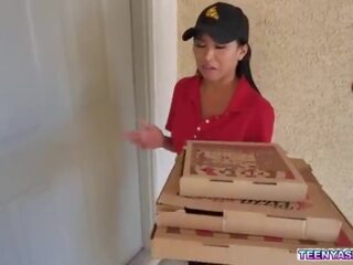 Gaiță romero și rion rege vrea unele pizza și ember zăpadă delivered ea proaspăt și tremendous cu un suplimentar in trei service&period;