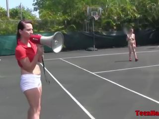 Похотлив колеж тийн лесбийки играя нудисти тенис & насладете се путка близане шега