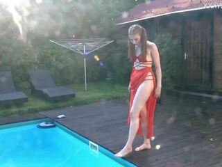 Siro venäläinen marfa swims alaston sisään the altaan
