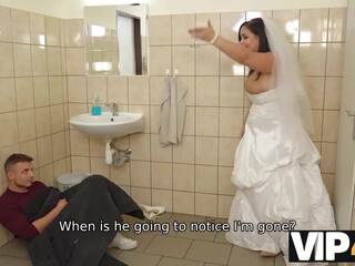 VIP4K. Being locked in the bathroom, inviting bride doesnt lose time and seduces random boy