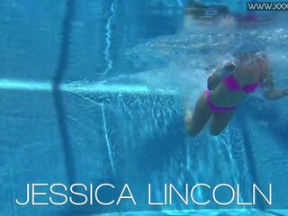 Flirty Jessica Lincoln Swims Naked in the Pool: Free sex clip 77