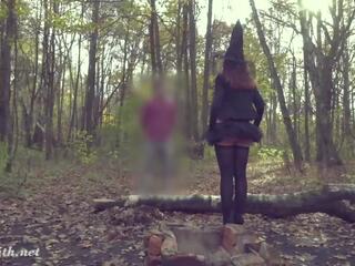 Prendere spento il mio halloween costume. jeny fabbro nudo in foresta sporco video film