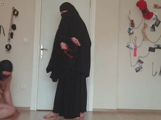 Moslim adolescent canes vet slaaf