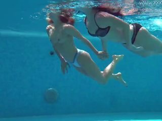 Jessica și lindsay gol inotand în the piscina: hd Adult film bc