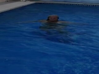 Beguiling grande y bella mqmf en la nadando piscina