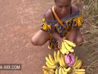 Zwart banaan seller lieveling verleid voor een smashing porno