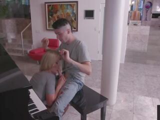 Похотлив доведен син получава мама към майната му по време на негов пиано практика мръсен видео клипове