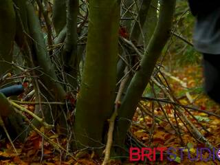 Британски 18 година olds първи някога мръсен филм сцена - на дилдо в на гори