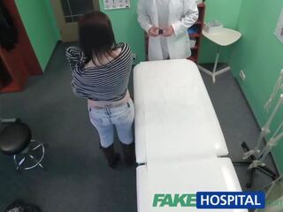 Fakehospital 病人 有 一 的陰戶 查 向上 成人 夾 薄膜