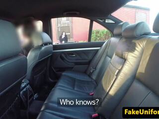 Pulled povekas uk söpöläinen analized sisään poliisi auto
