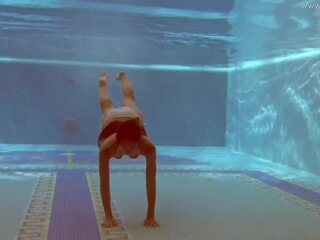 Le plus chaud russe pornstar irina bandes nu en nage billard