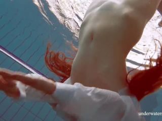Atractivo adolescentes desnudo bajo el agua nadando pelar