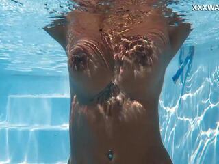 First-rate venezuelan diva en desnudo y audaz junto a la piscina natación sesión