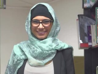 Mia khalfia - arabisch kenmerken strips naakt in een bibliotheek gewoon voor u