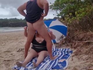 Soplo mullido conejo en frente de surfistas en la playa | xhamster