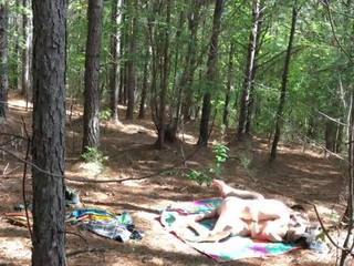 Simpatik hippies qirje jashtë në the woods në një festival