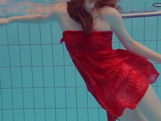 Slutty mermaid swims in the basseýn öl and lascivious libuse