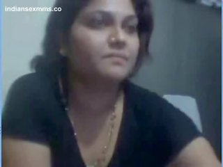 Desi aunty naakt op webcam tonen haar groot boezem & poesje mms