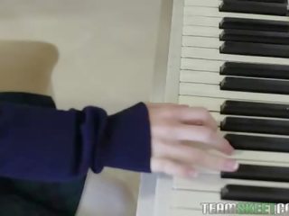 Sammie daniels and her pianino lessons she sucks