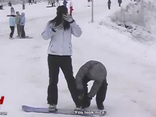 Asiatique couple fou snowboarding et sexuel adventures film