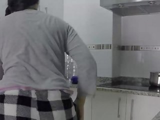 A foder enquanto confecção comida em o cozinha iv001