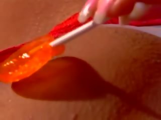 Concupiscent bionda audrianna angelo strofina suo appiccicoso fessura con un lolliop e scopa pene