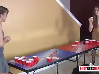 Два привабливий дівчинки грати роздягання пиво pong