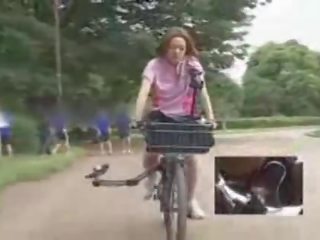 Japanilainen tyttöystävä masturbated kun taas ratsastus a specially modified seksi klipsi pyörä!