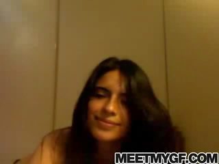 Incredibile bruna scopa se stessa su webcam