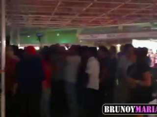 Asi las montamos gordas follando en publico brunoymaria एक saco