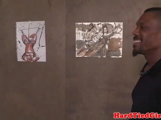 Suspended καλλιτέχνης σαντιγί σε maledoms μπουντρούμι