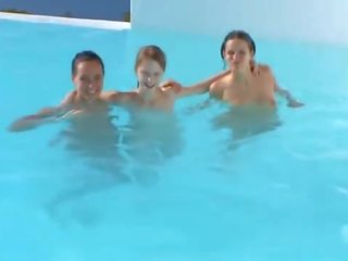 Kolm babes üks õnnelik stripling sisse bassein