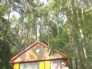 Похотлив бабичка смучене стар фалос в на гора