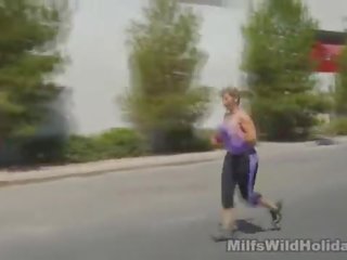 Грудаста білявка отримує трахкав thereafter a jog