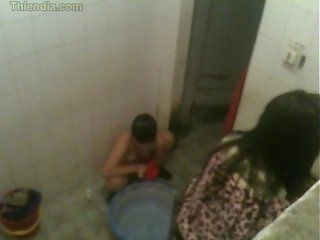 Vietnam طالب مخفي حدبة في حمام