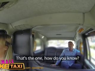 Femalefaketaxi blondynka taksówka kierowca uwielbia ukłucie