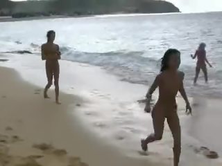 Amia e conciatore frolicking pubblico spiaggia