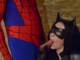 बस्टी कोस्‍प्‍ले catwoman लेता है spiderman वेब