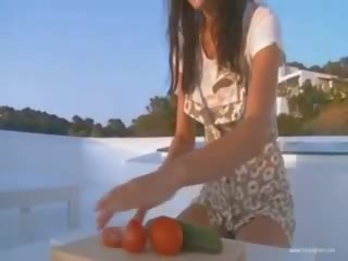 Сладурче използвайки краставица като дилдо