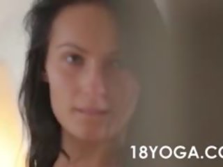 Yoga adoleshent merr anale në karrige tjetër gjë e drejtë pas fiskulturë