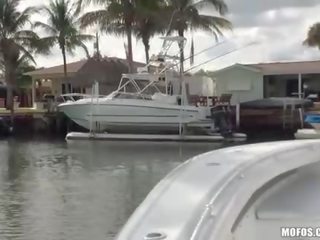 Bikini milf uitgezocht omhoog eikels op een boot